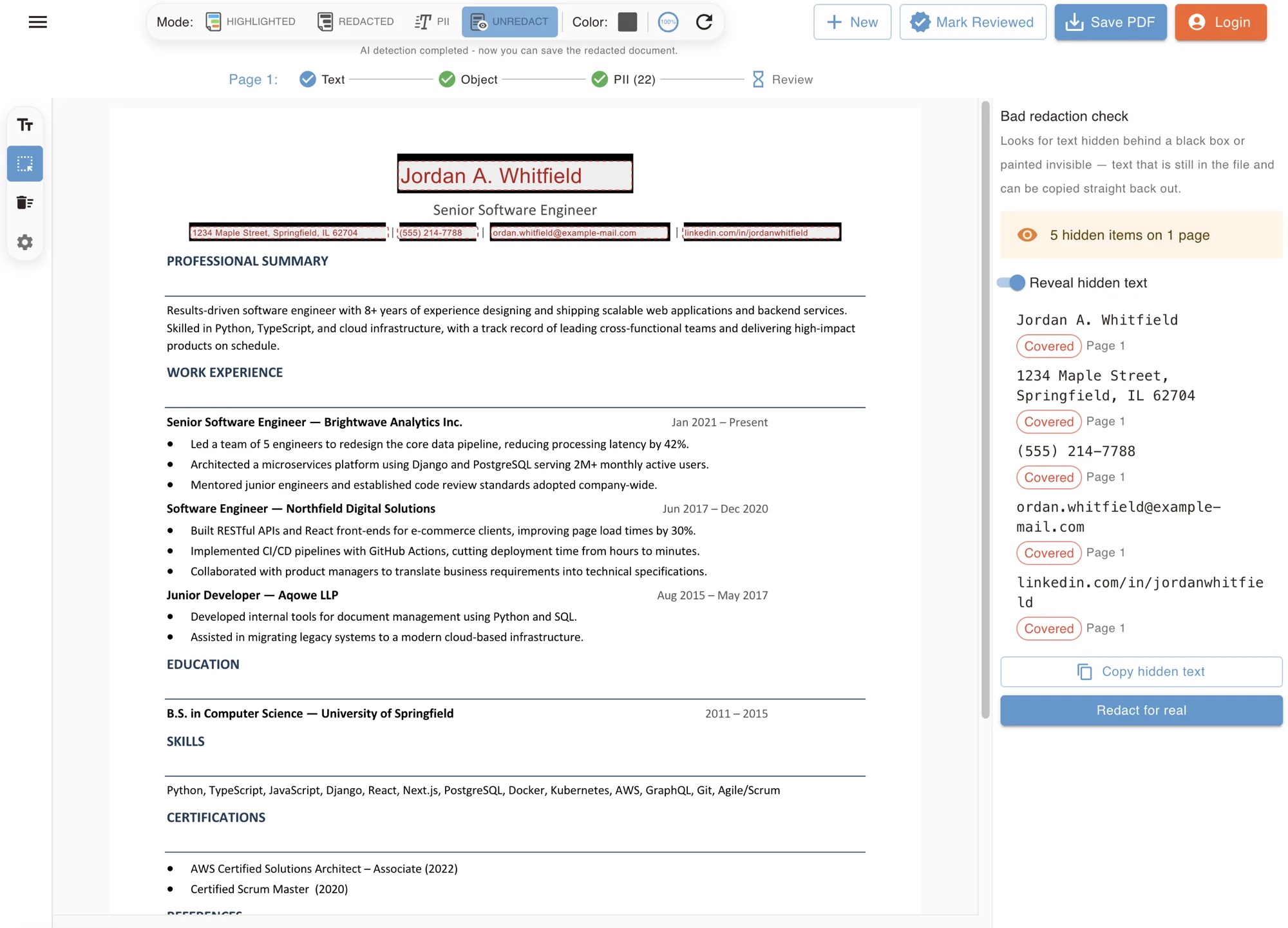PDF-Redaction-Editor im Aufdecken-Modus: gefundener Text über schwarzen Balken in einem Lebenslauf, daneben eine Liste mit fünf versteckten Einträgen
